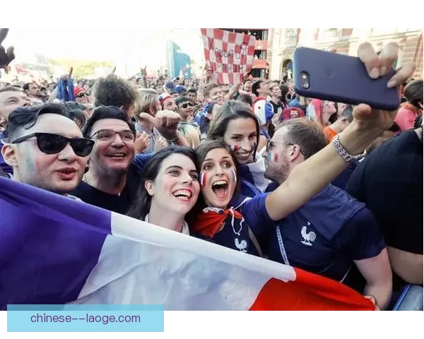 世界杯官方志愿者全新服装正式亮相引发关注与讨论